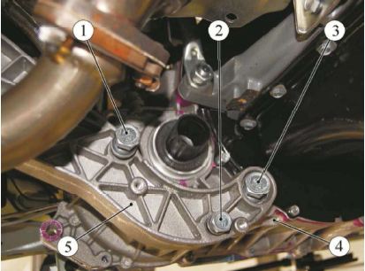 Отсоединение кронштейна задней опоры подвески двигателя от КПП